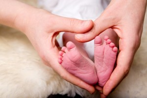 1792413-heart-around-newborn-feet
